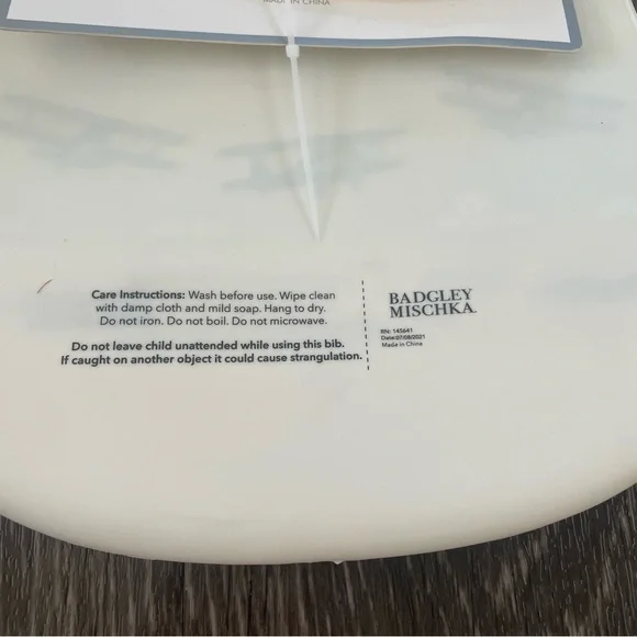 New! Badgley Mischka Vintage "Let the adventures Begin" Silicone Bib Set - Picture 6 of 7